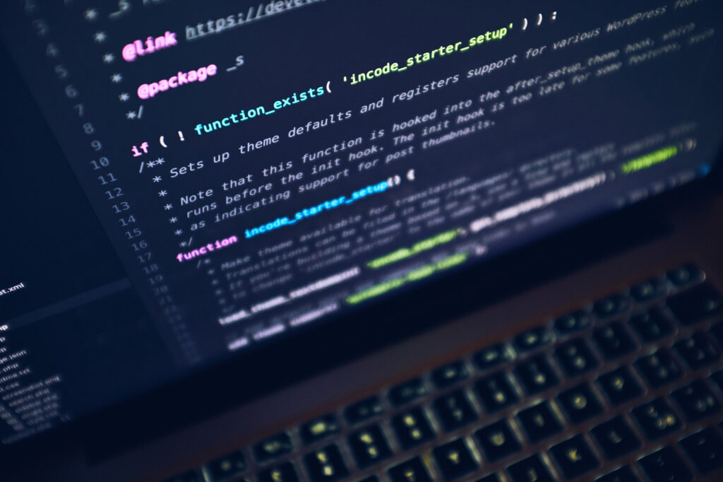ordenador que muestra el  desarrollo de una web
