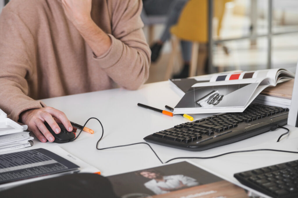 diseñador de webs corporativas trabajando